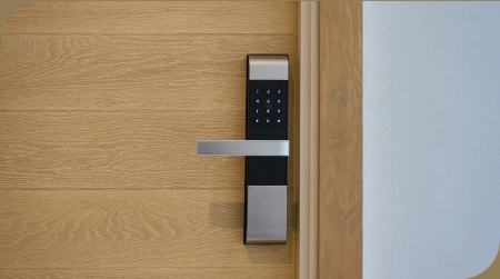 Puerta con cerradura digital, con apertura por código